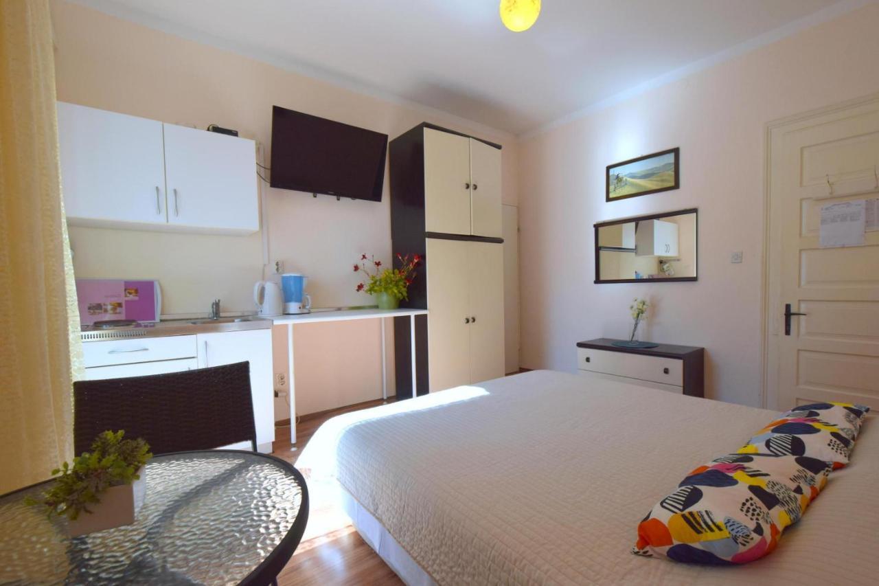 Apartments Margarita Malinska Buitenkant foto